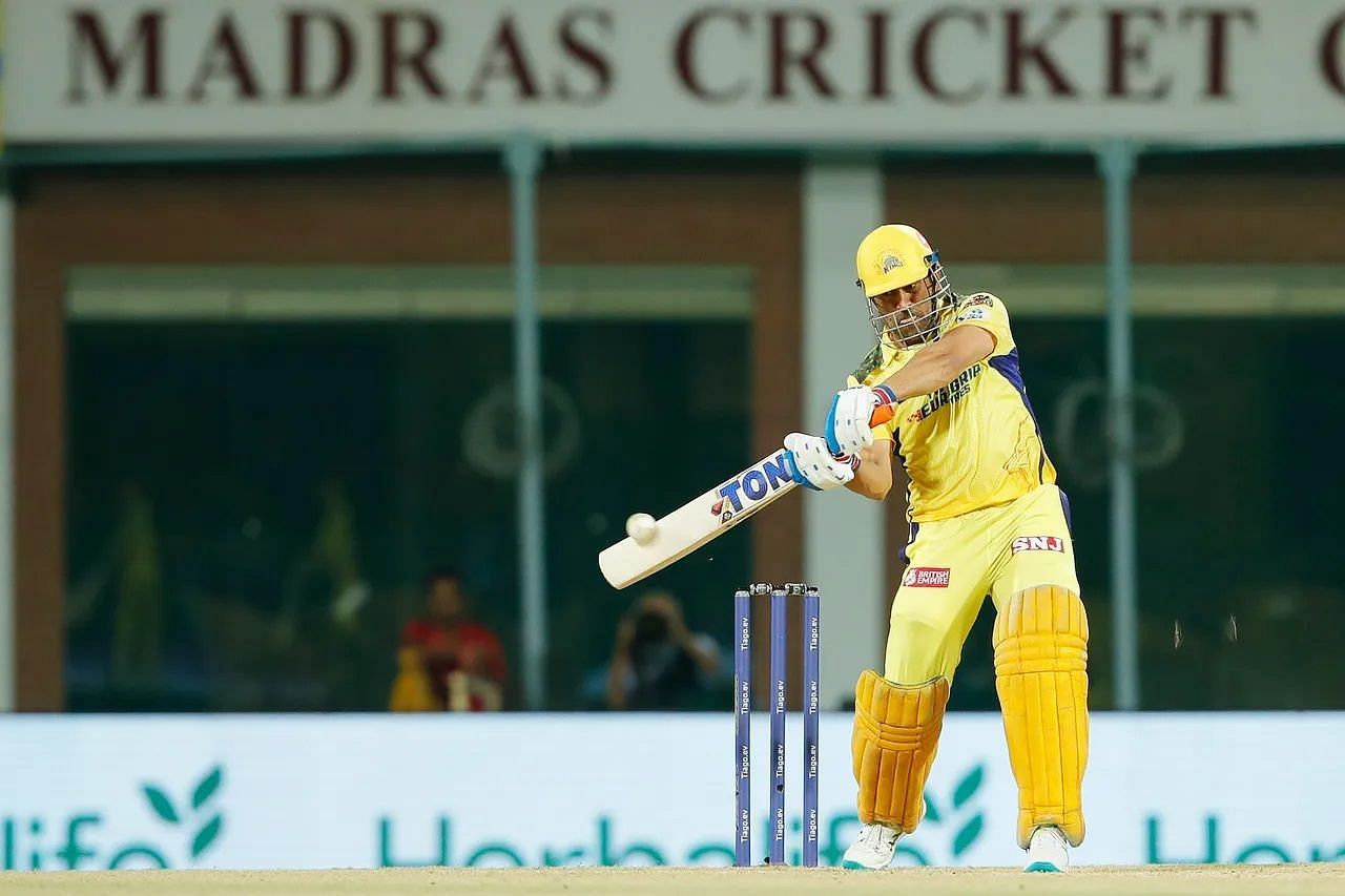 MS Dhoni smoked sixes off the first two balls he faced. [P/C: iplt20.com]