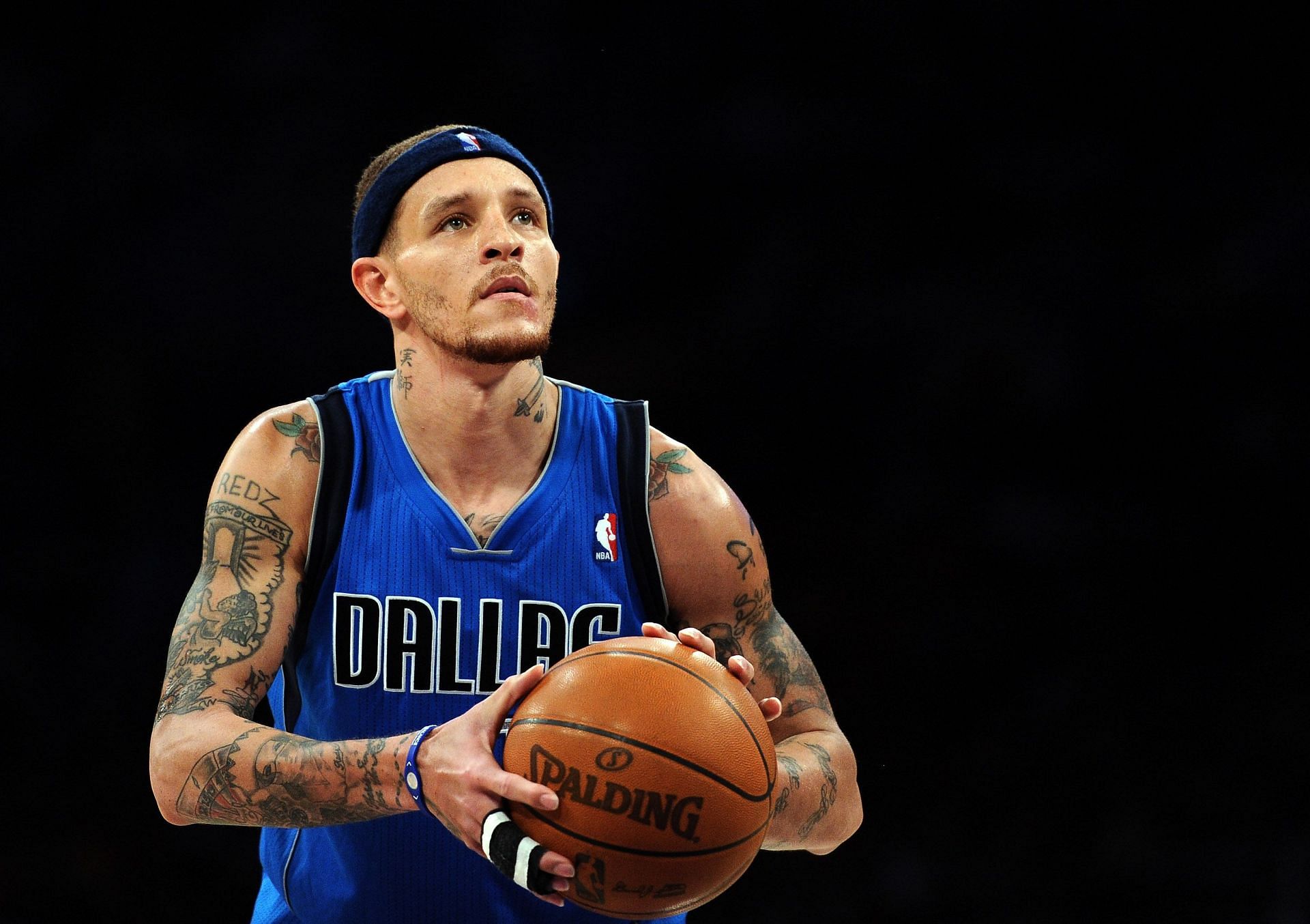 Delonte West playing for the Dallas Mavericks