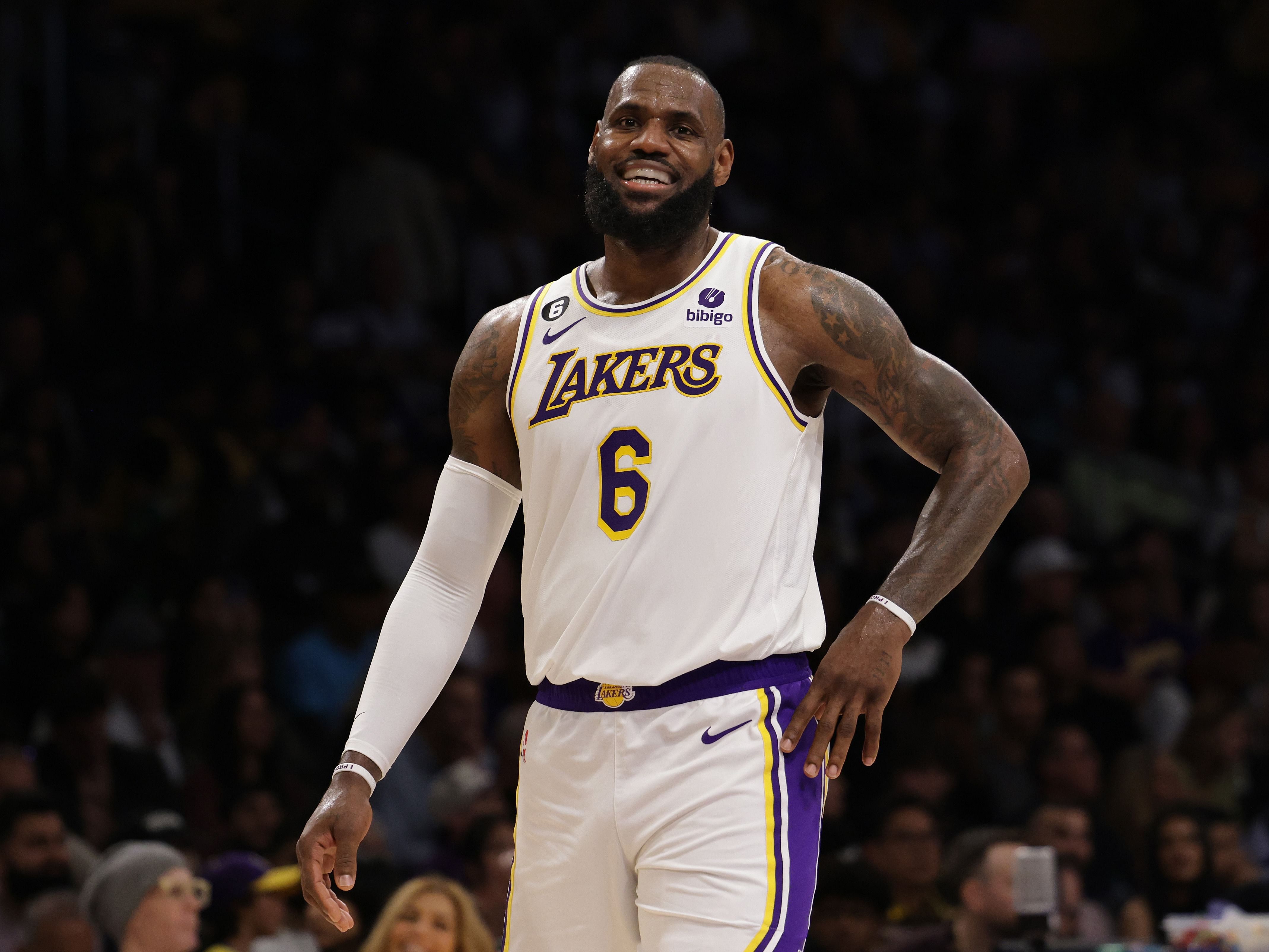 Is LeBron James playing tonight against Timberwolves? Latest injury