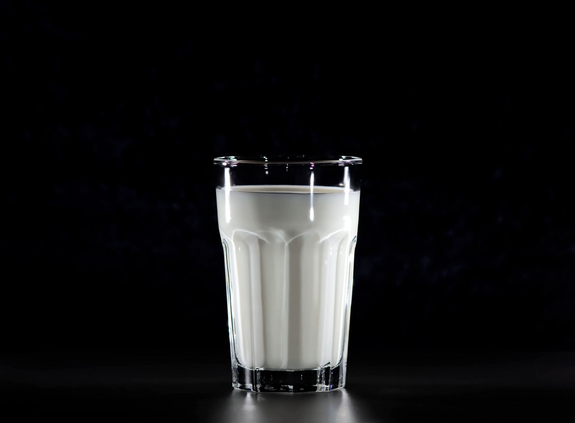Drinking milk regularly can provide a range of health benefits (Image via Pexels)