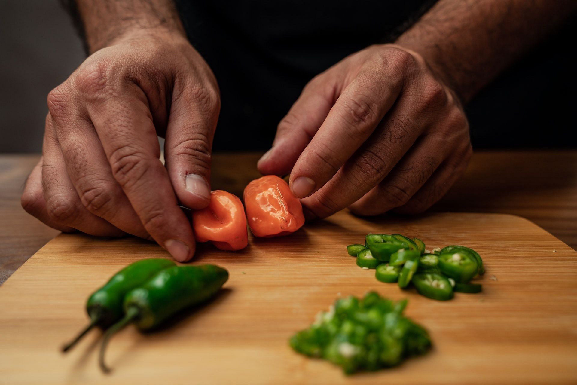 Eating spicy food is an effective remedy for a runny nose. (Photo via Pexels/Los Muertos Crew)
