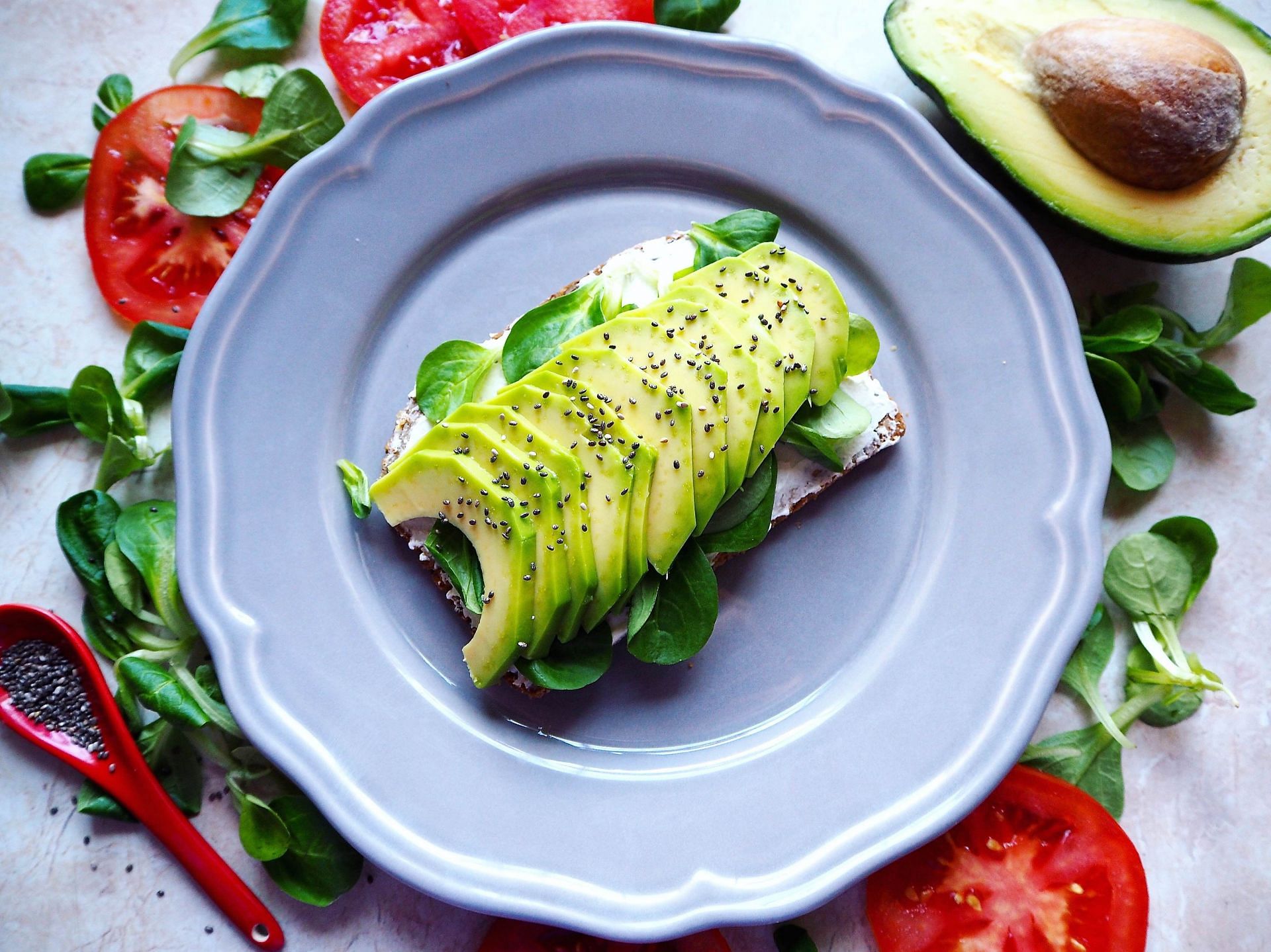 Avocados are rich in vitamin B9. (Image via Pexels)