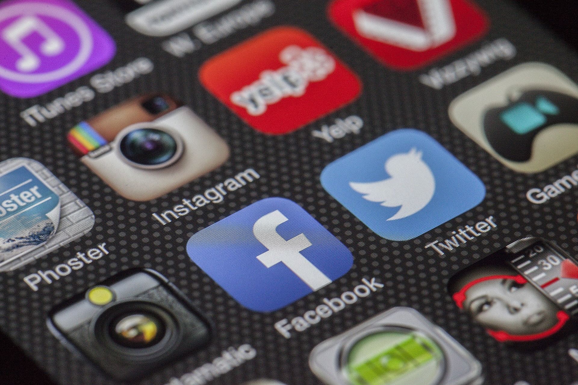 Social media apps can suck up hours of your time (Image via Pixabay/LoboStudioHamburg)