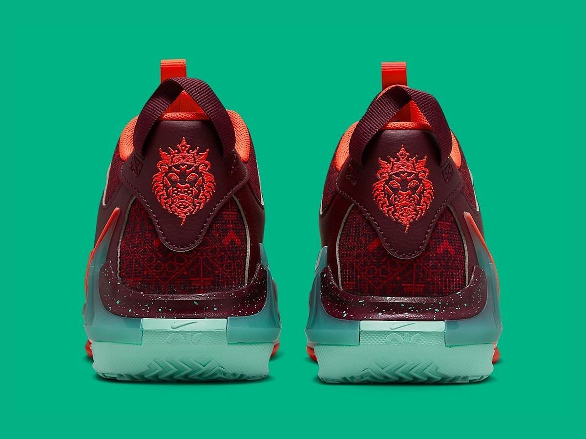 Take a closer look at the heel counters of the sneakers (Image via Sneaker News)