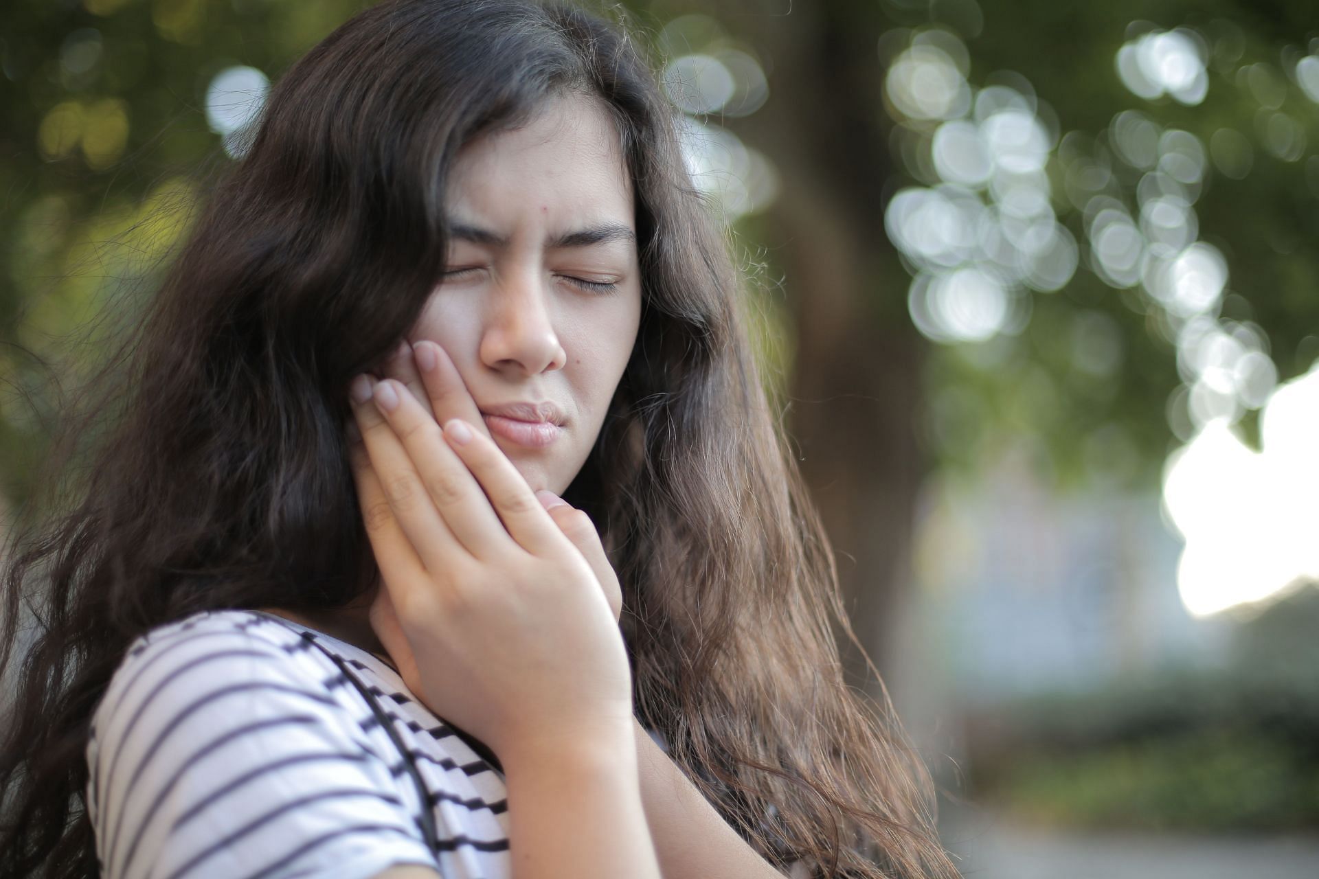 Swollen gums can cause problem with eating. (Image via Pexels/ Andrea Piacquadio)