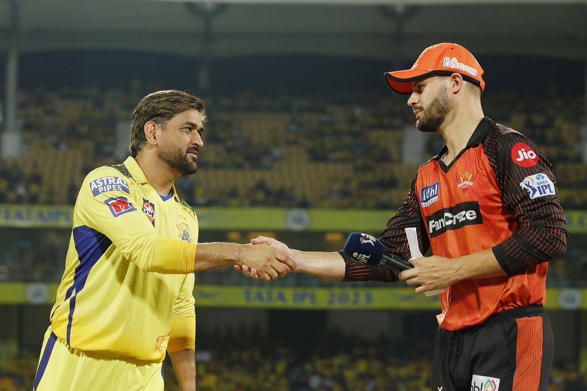 CSK के कप्तान एमएस धोनी और SRH के कप्तान एडेन मार्करम 