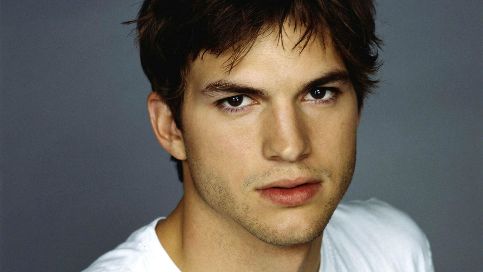 Ashton Kutcher used to be a heavy smoker. (Image via Pxfuel)