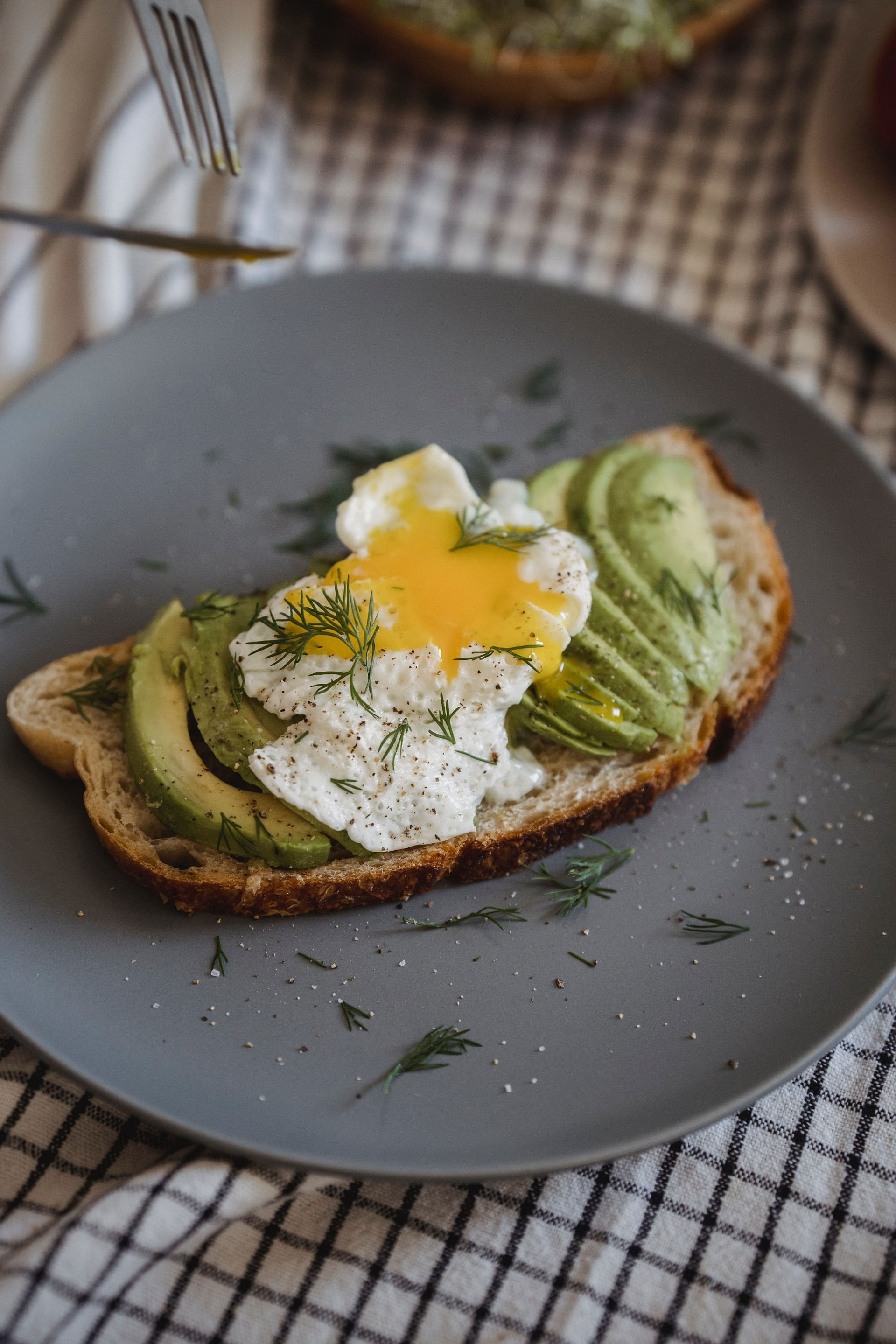 Avocado and eggs are good sources of Vitamin B5. (Image via Pexels)