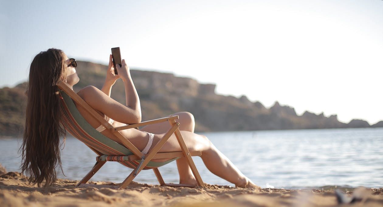 Dark skin needs sunscreen too. (Image via Pexels/Andrea Piacquadio)