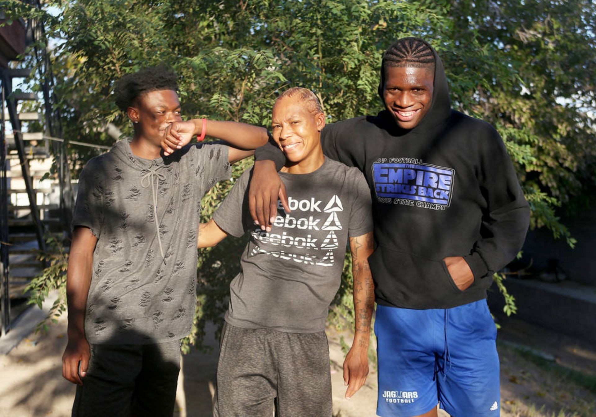 Darnell Washington (R) with his mother and younger brother