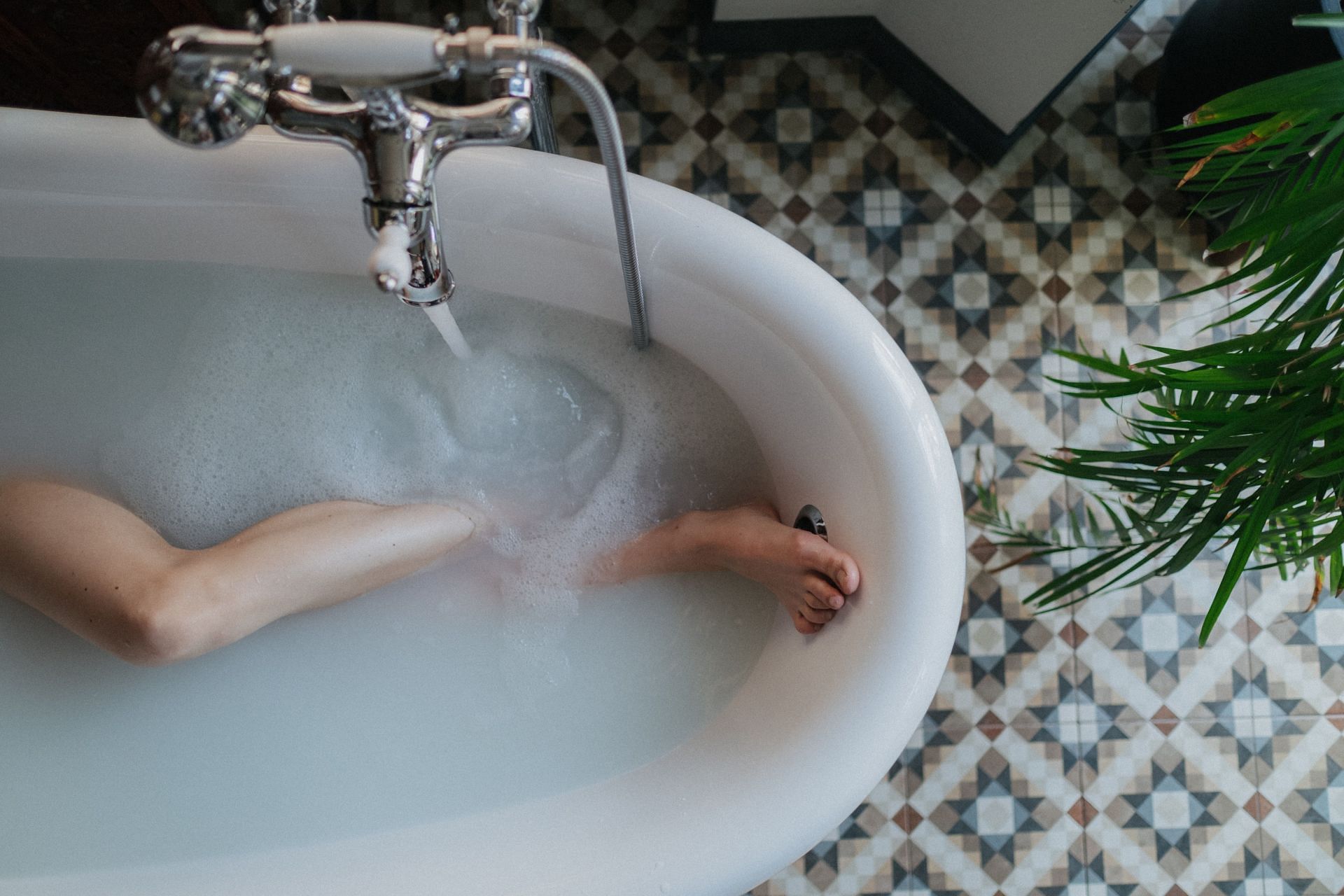 Taking an epsom bath can help. (Image via Pexels/Cottonbro)
