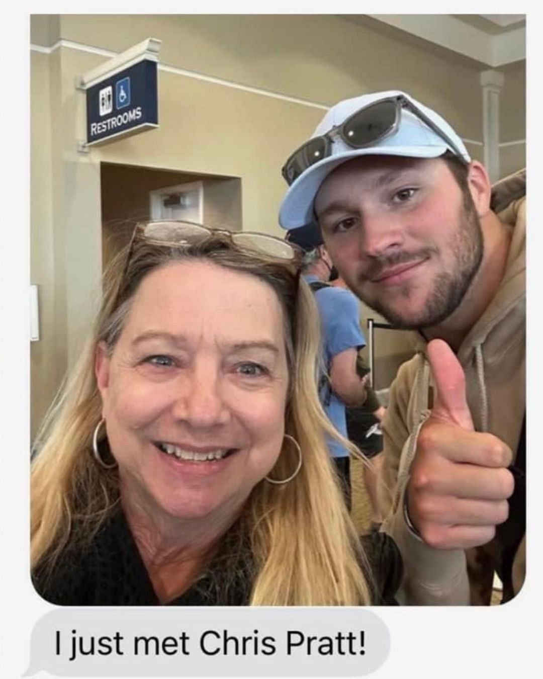 Allen takes a photo with the mom at the airport. Credit: @BillsMafiaBabes (Twitter)
