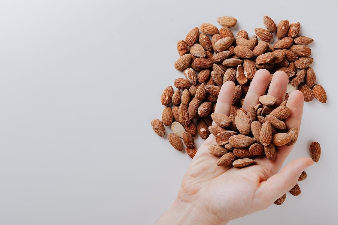 Almond butter is a good source of fiber for digestion and fullness. (Image via Pexels/Karolina Grabowska)