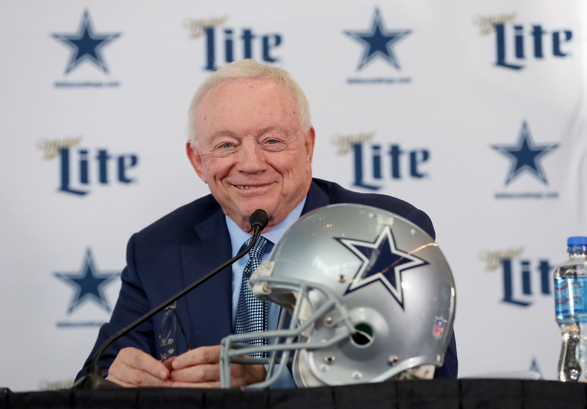 Cowboys 7-Round 2023 NFL Mock Draft: Dallas trades down, picks up RB Zach  Charbonnet in Round 2, NFL Draft