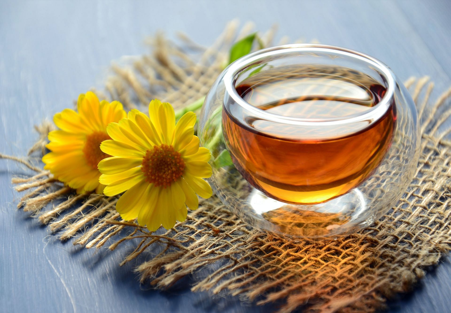 Drinking chamomile tea can help relax muscles. (Image via Pexels/Mareefe)