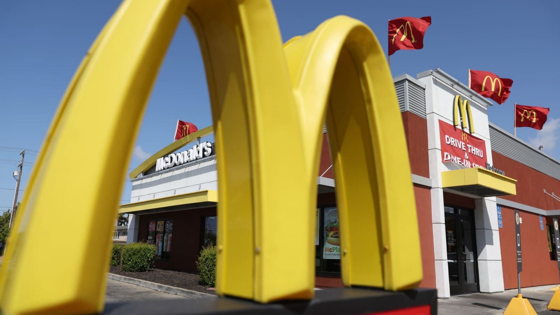 McDonald&#039;s Corp. temporarily closed its US offices this week to prepare for layoffs (Image via Justin Sullivan/Getty Images)