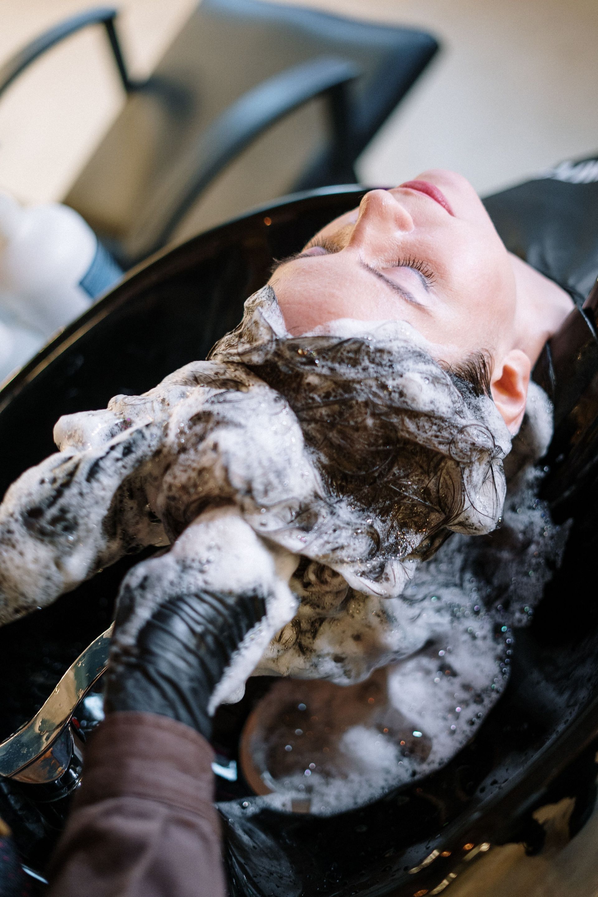 Tips to properly cleanse your hair after a workout (Image via Pexels)