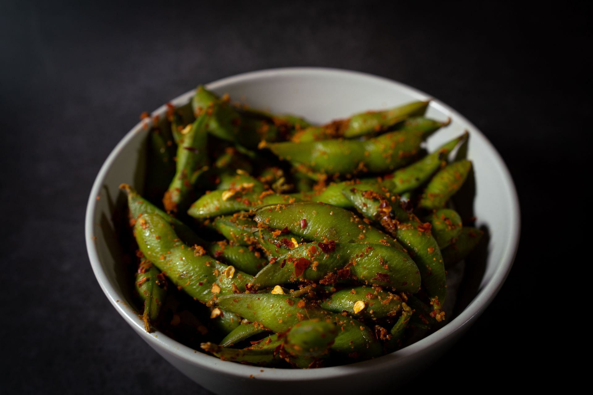 Health benefits that make edamame good for you (Image via Pexels/Maria Charizani)