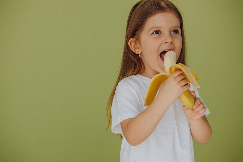 Banana helps build immunity (Image via freepik/senivpetro)