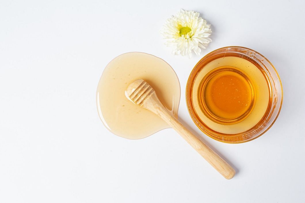 Honey adds sweetness and flavor to various recipes. (Image via Freepik/jcomp)
