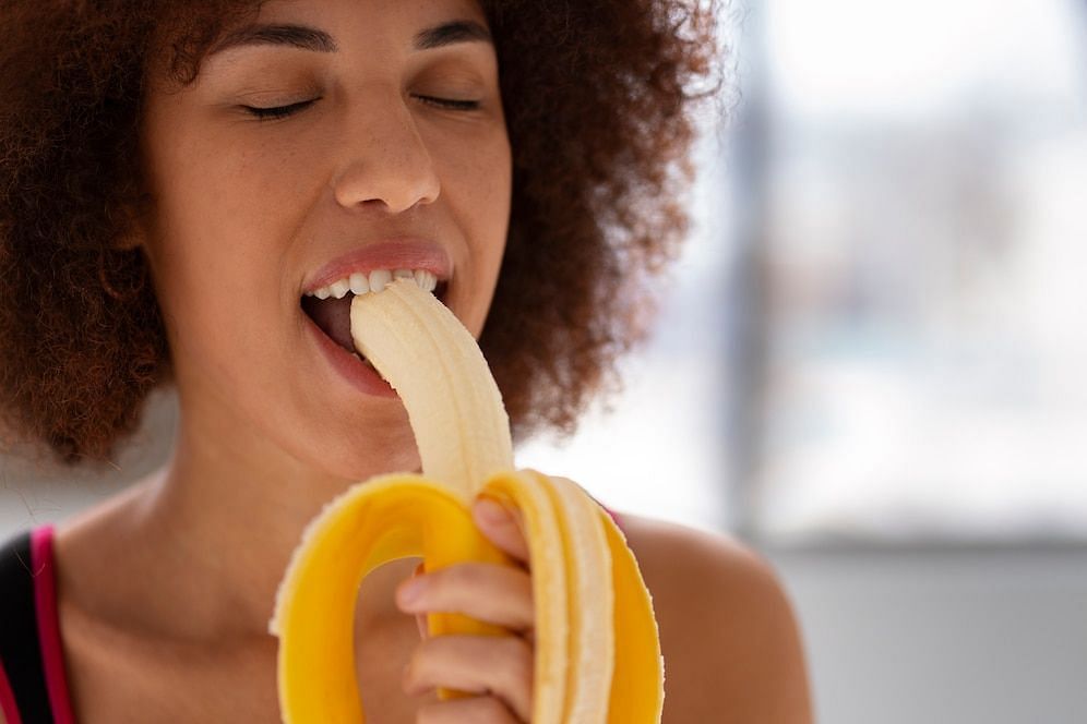 Why should you be eating bananas on an empty stomach (Image via freepik)
