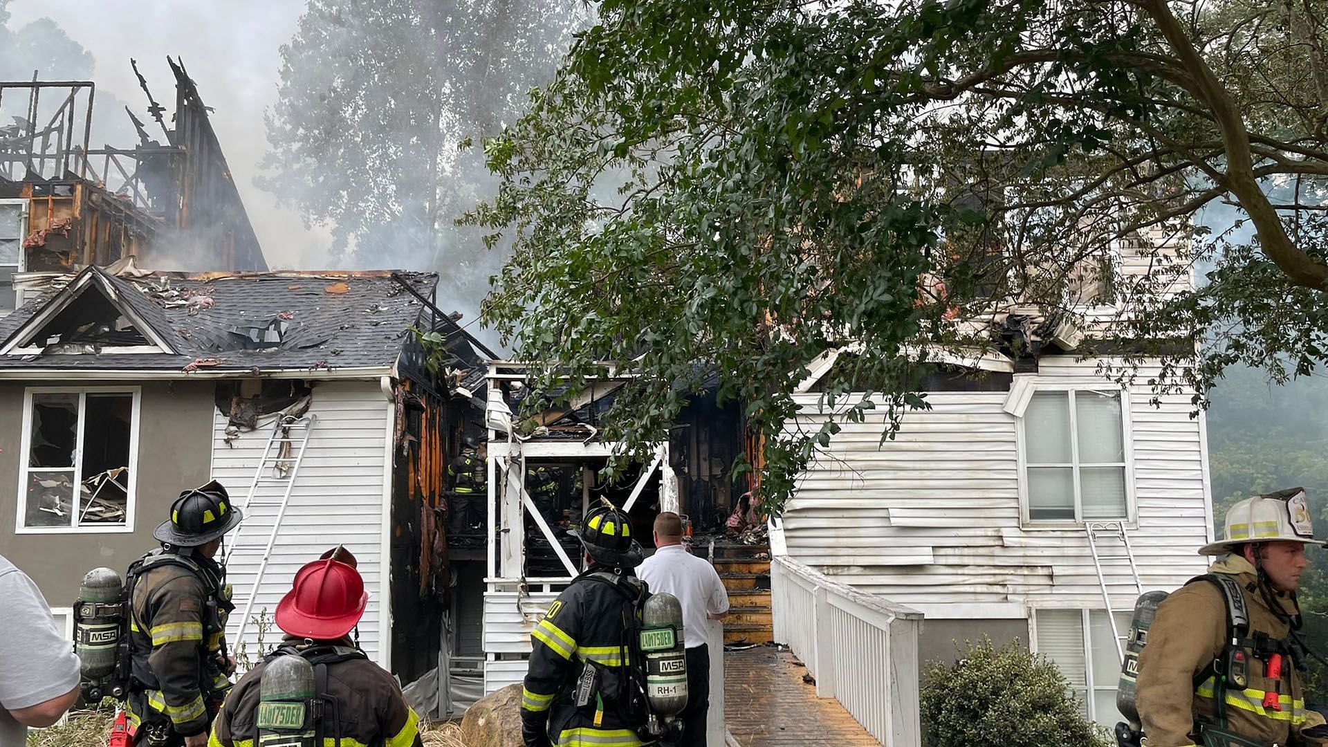 Firefighter James Michael Muller honored by Irmo mayor (Image via Twitter/@ColaFire)