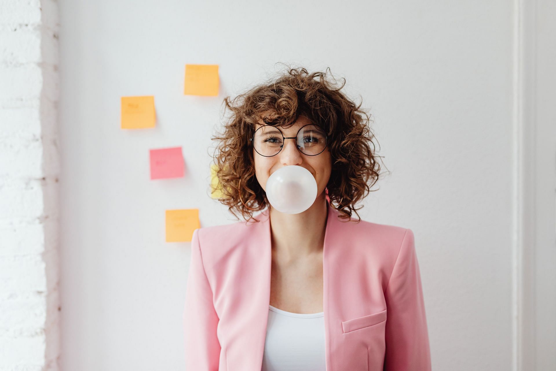 There are actual health benefits of chewing gum. (Image via Pexels/ Karolina Grabowska)