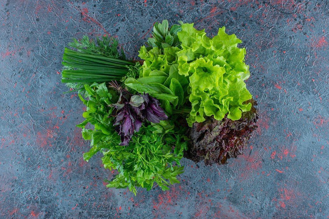 Examples of leafy greens include spinach, kale etc. (Image via Freepik/Azerbaijan_Stocks)