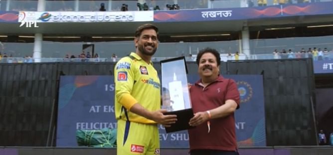 IPL 2023 : महेंद्र सिंह धोनी को लखनऊ में स्पेशल अवार्ड से किया गया सम्मानित, वीडियो हुई वायरल