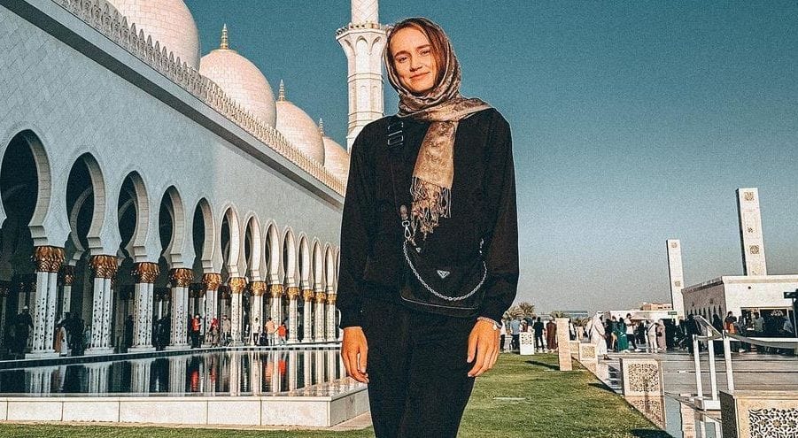 How old is Elena Rybakina?