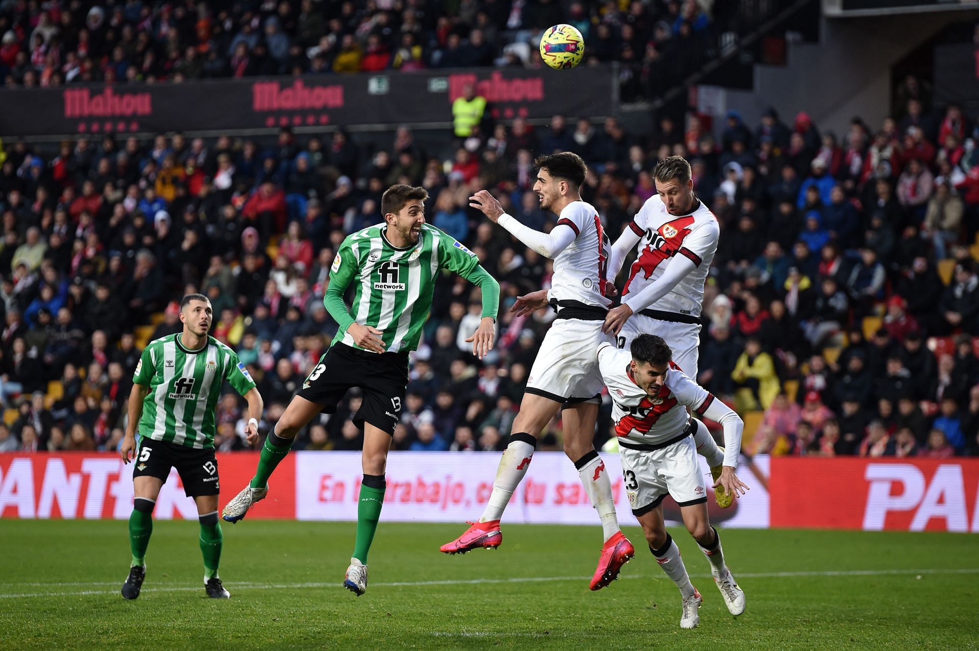 Betis vence Rayo Vallecano e mantém chances de classificação para a  Champions