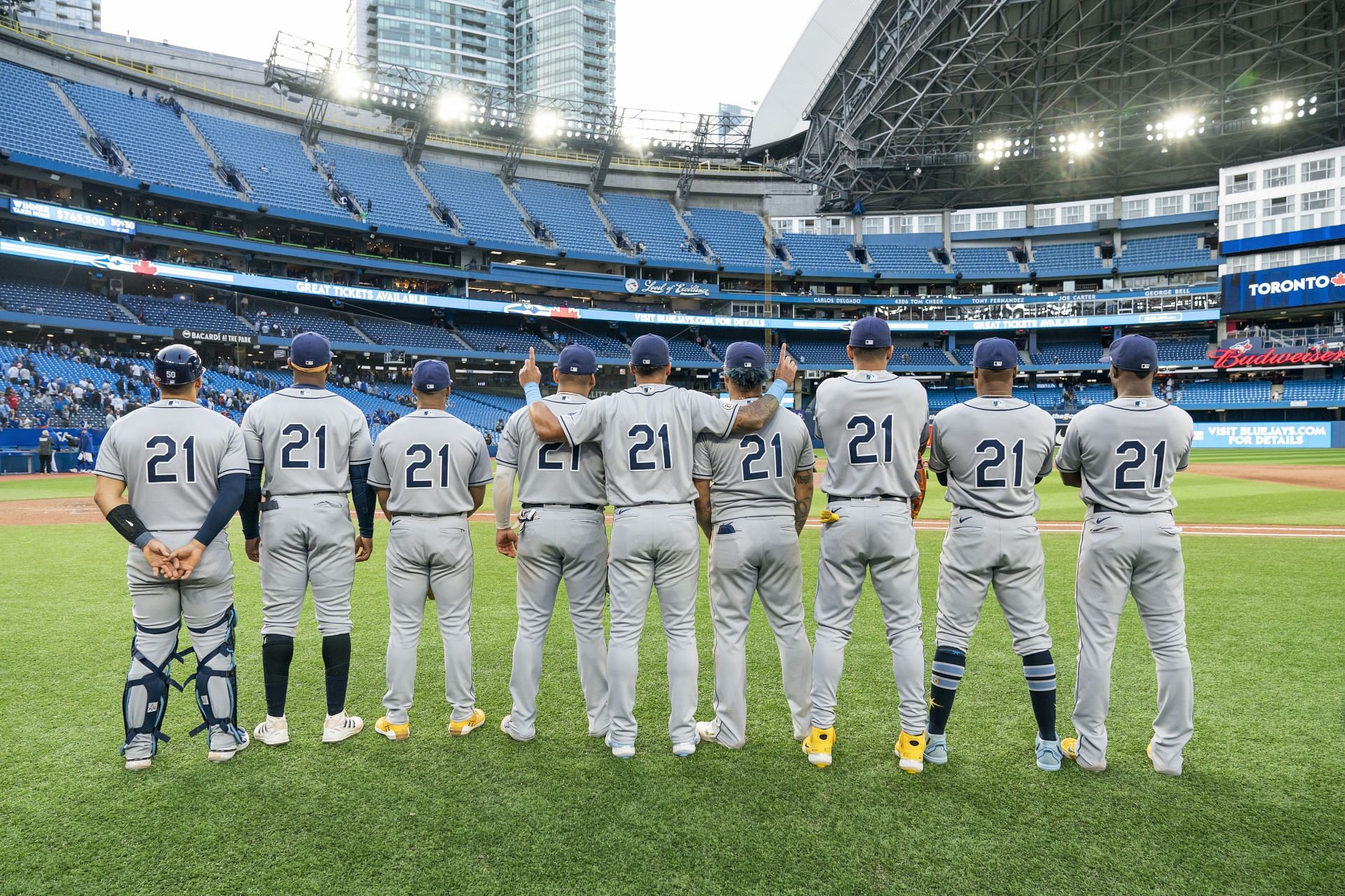 Tampa Bay Rays mock WFAN's Evan Roberts with T-shirts