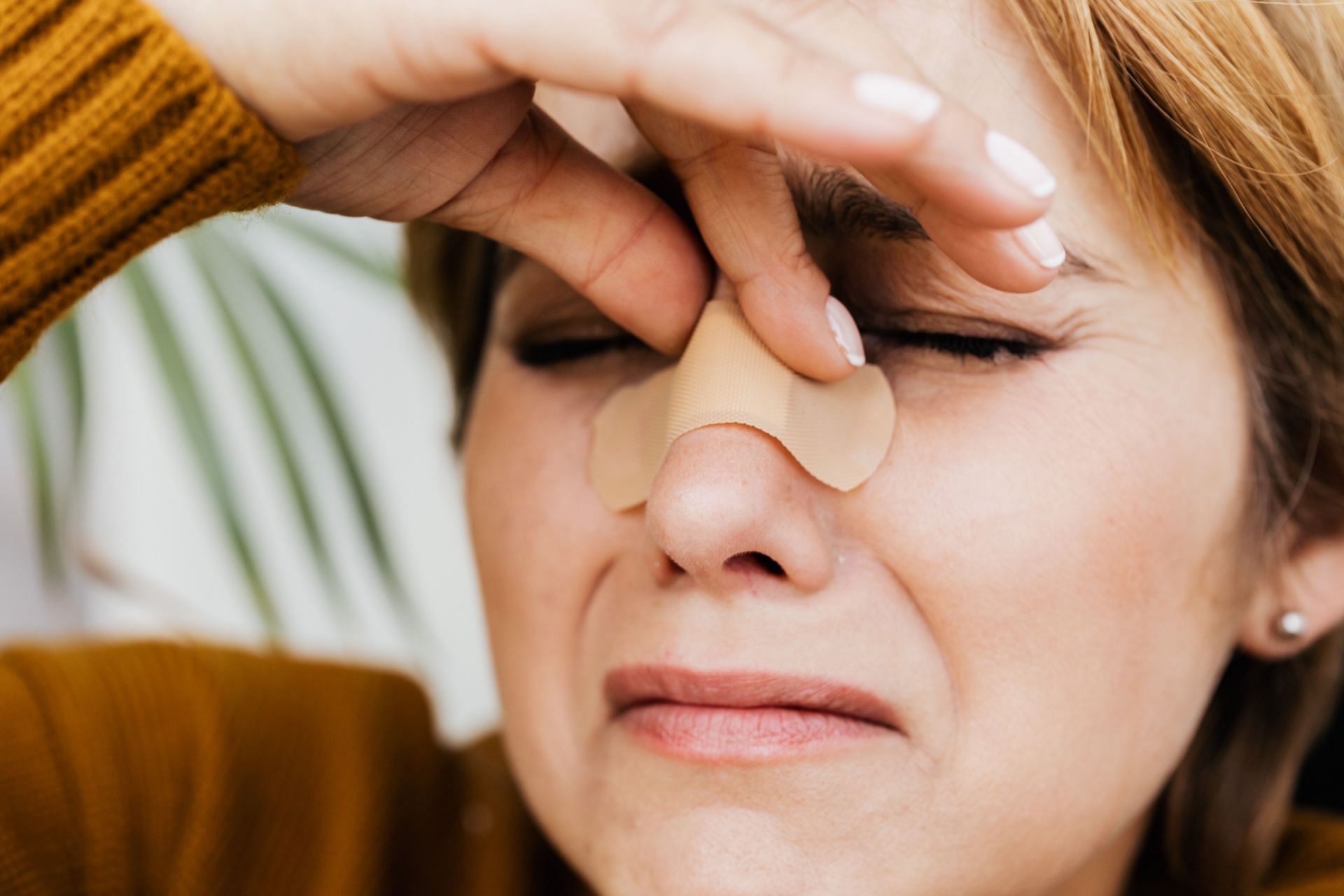 Stuffy nose and nasal congestion (Image via Pexels/Karolin Grabowska)