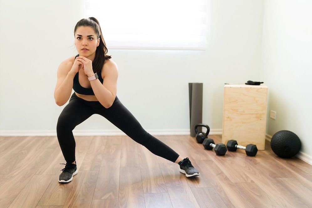 Lateral Lunge tones your lower body (Image via freepik/tonodiaz)