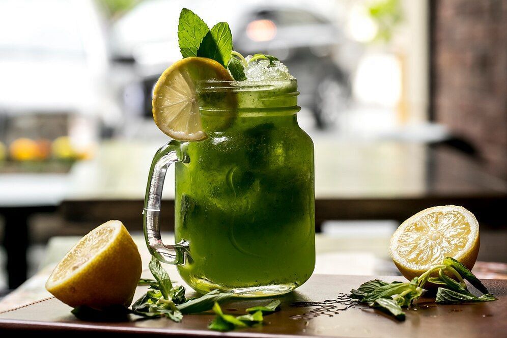 Add Matcha Lemonade to your drink menu (Image via freepik/stockking)
