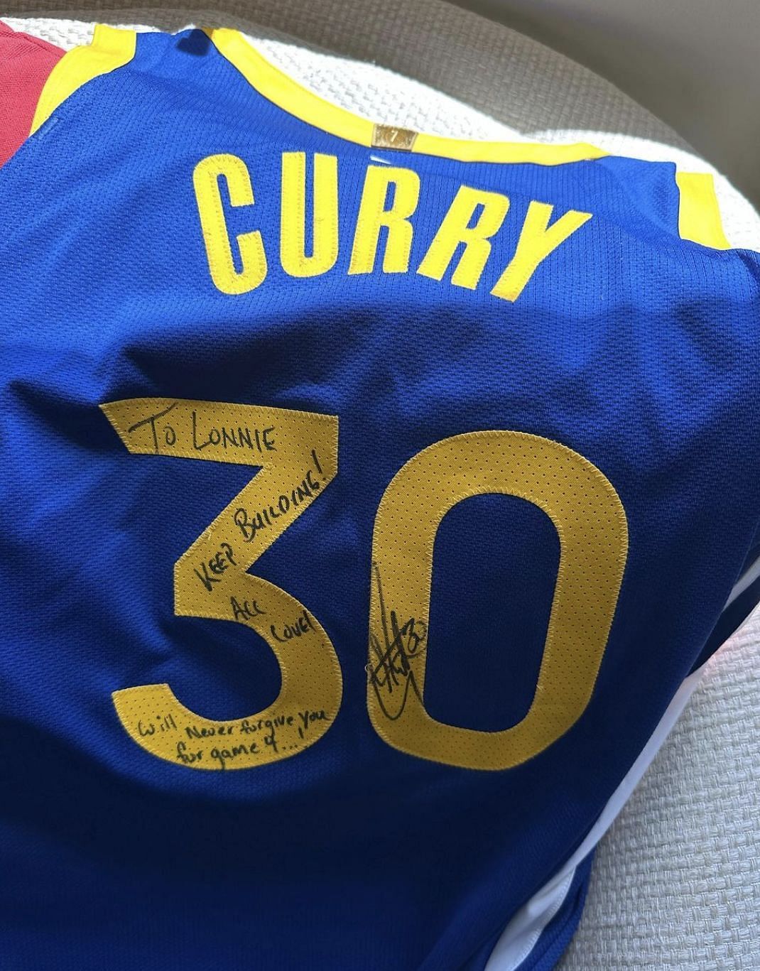 Steph Curry signed a jersey for Lonnie Walker