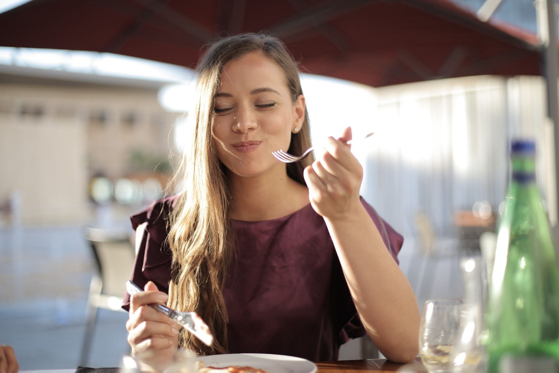 Ice water for weight loss possibly works by suppressing hunger.(Photo via Pexels/Andrea Piacquadio)