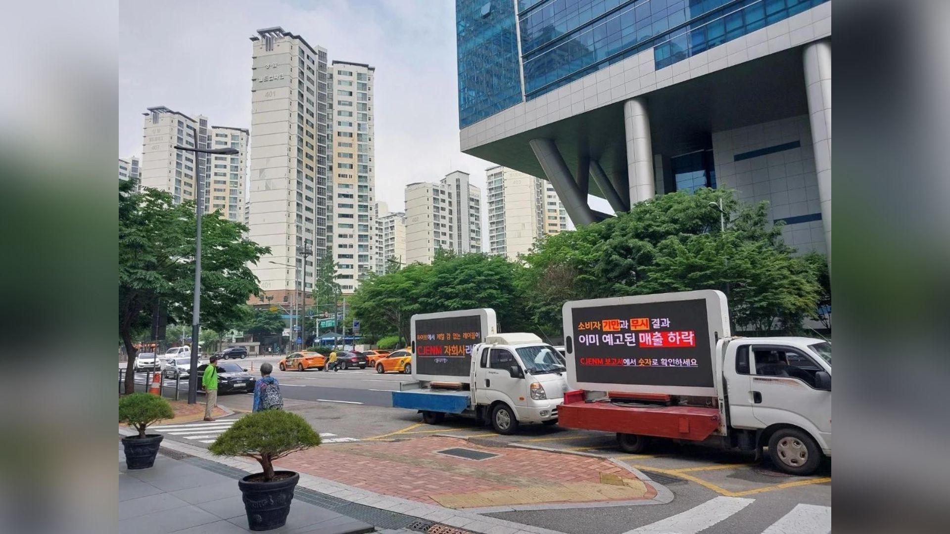 Protest truck by Chinese ENGENEs (Image via theqoo)