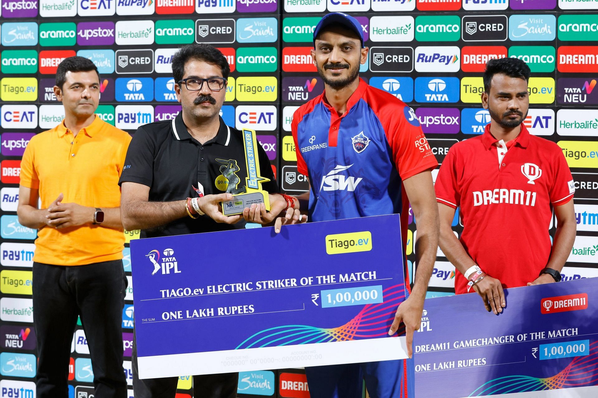 Axar Patel receiving an award (Image Courtesy: Twitter/Delhi Capitals)