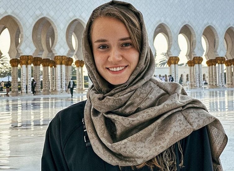 How old is Elena Rybakina?