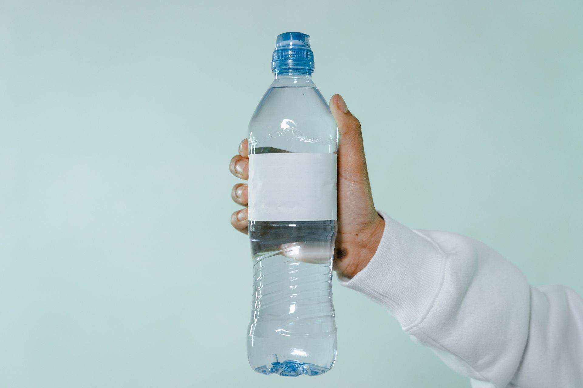 Practical tips for staying hydrated (Image via Pexels/MART PRODUCTION)