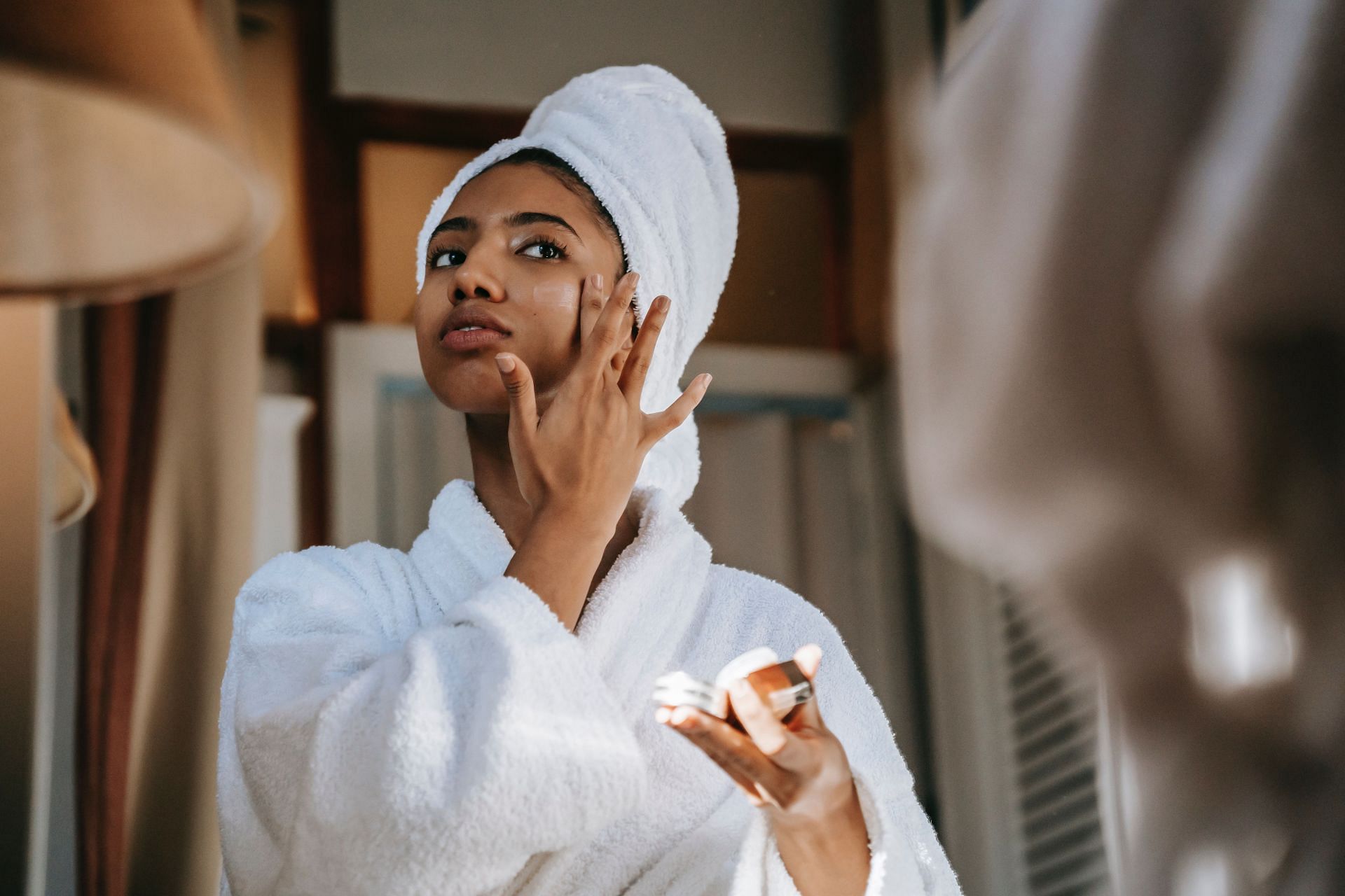 Should you believe in the &#039;shrink your pores&#039; myths? (Image via pexels)