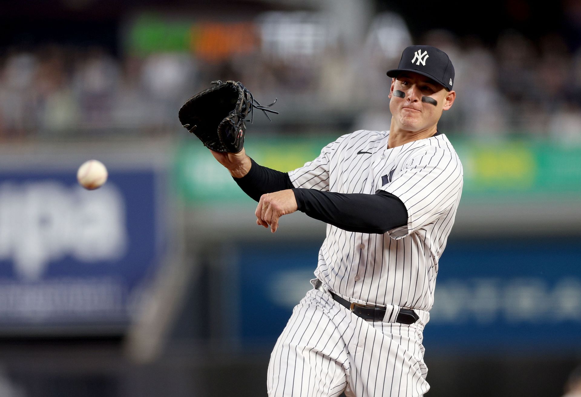 MLB on X: Anthony Rizzo is reportedly returning to the @Yankees