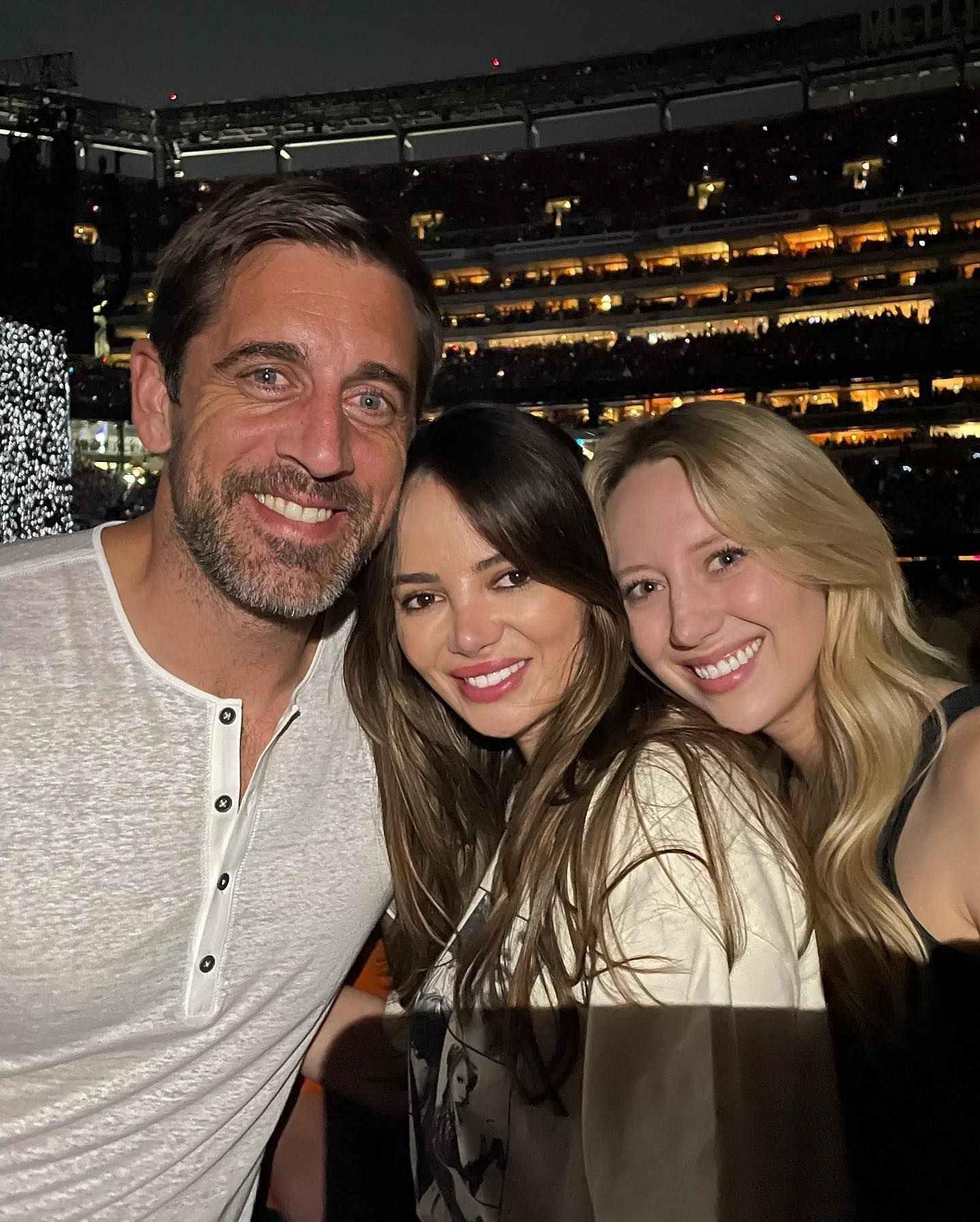Aaron Rodgers with Miles Teller&#039;s wife Keleigh and one of her friends (image via IG/@aaronrodgers12)