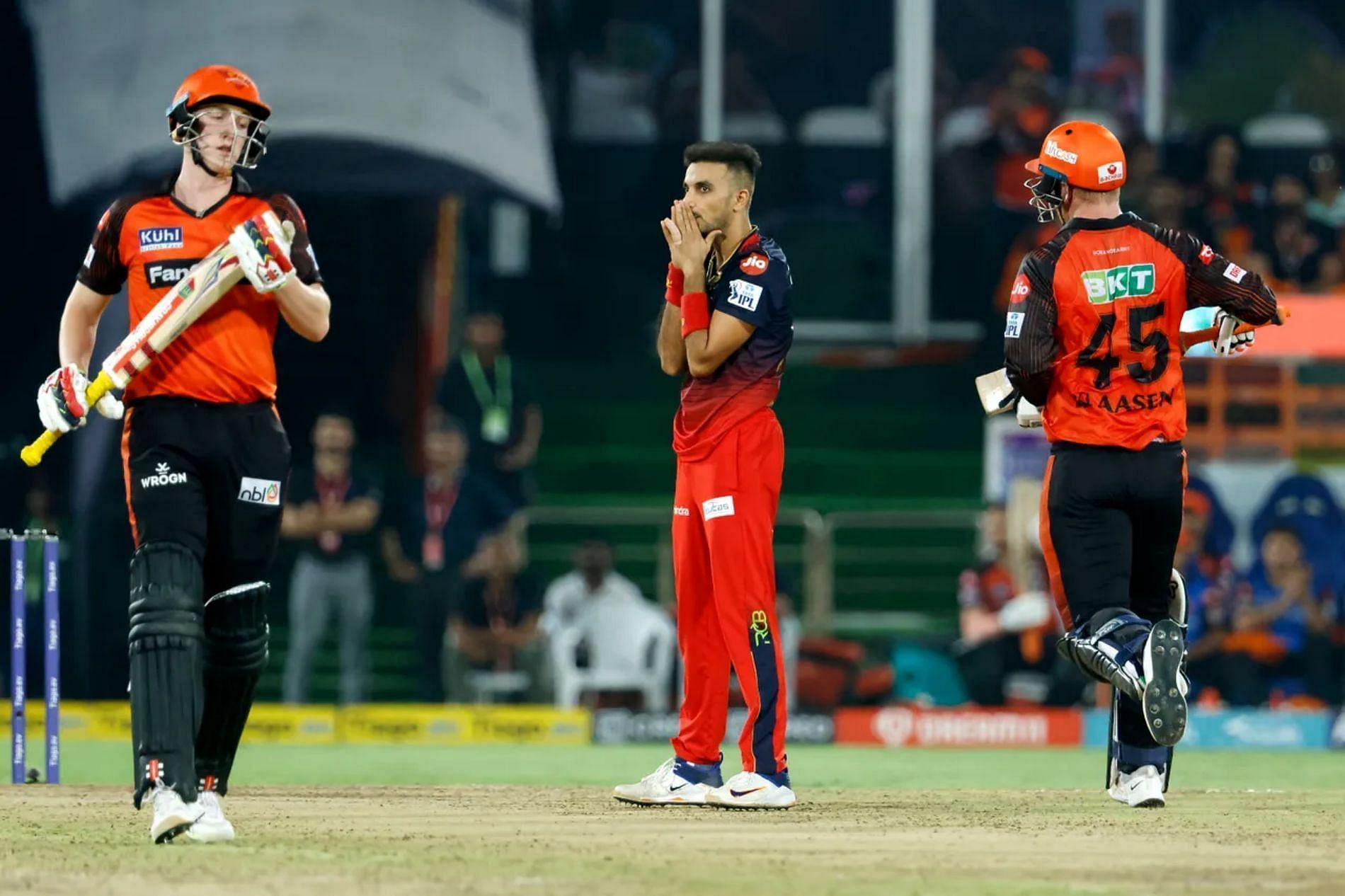 हर्षल पटेल गेंदबाजी के दौरान (Photo - IPL)