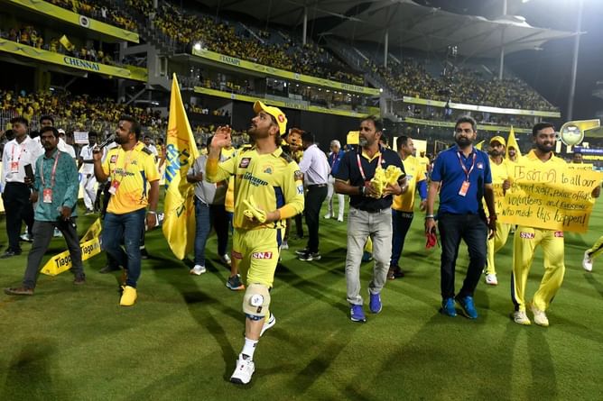 IPL 2023 - एम एस धोनी ने दिलाई 2011 वर्ल्ड कप की याद, चेपॉक स्टेडियम का चक्कर लगाकर CSK फैंस को कहा शुक्रिया, देखें वीडियो