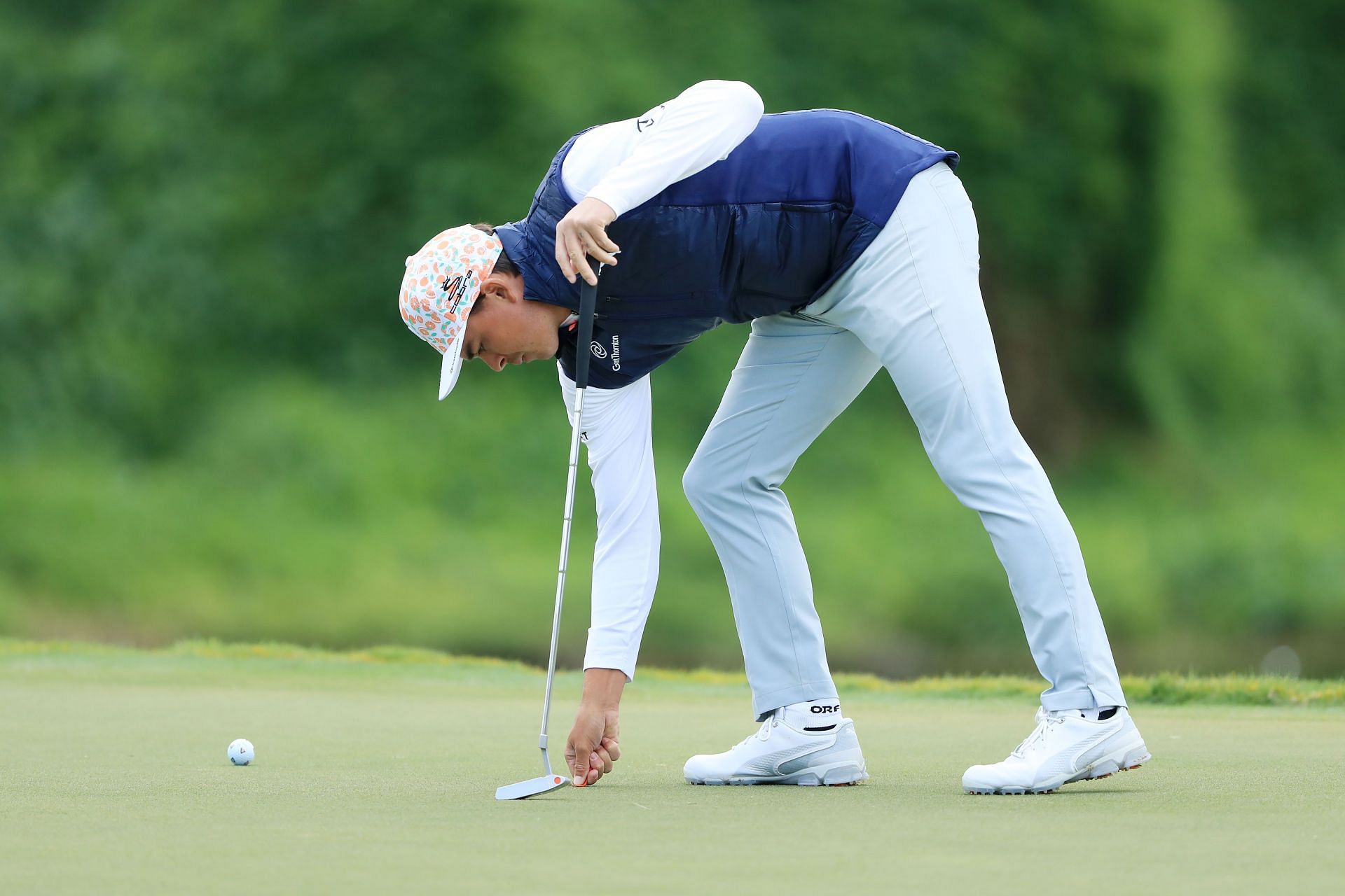 Rickie Fowler used a divot tool during the competition. (Image via Getty)