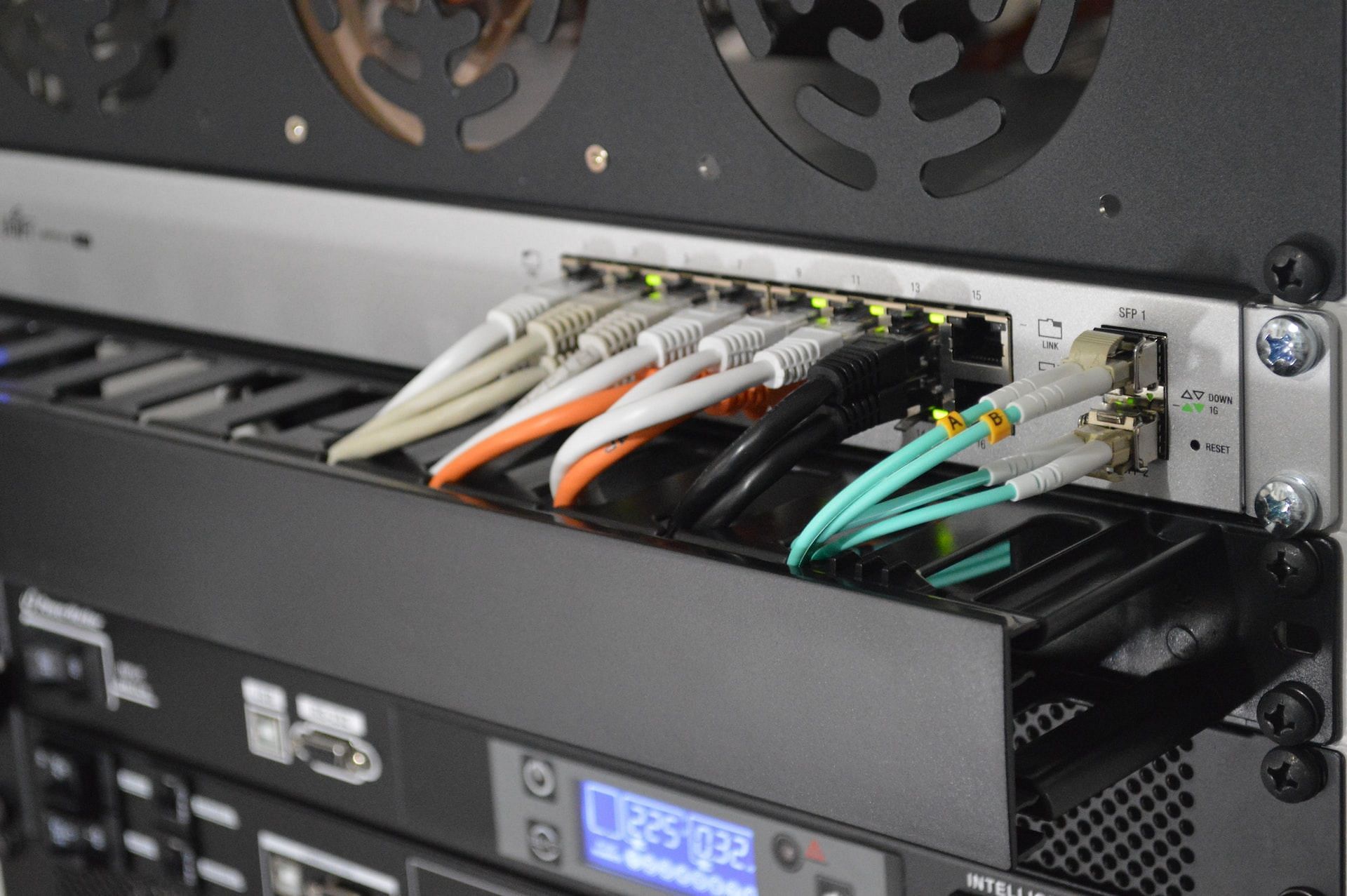 5 Cable Management Solutions to Organize Your Office - Mockett