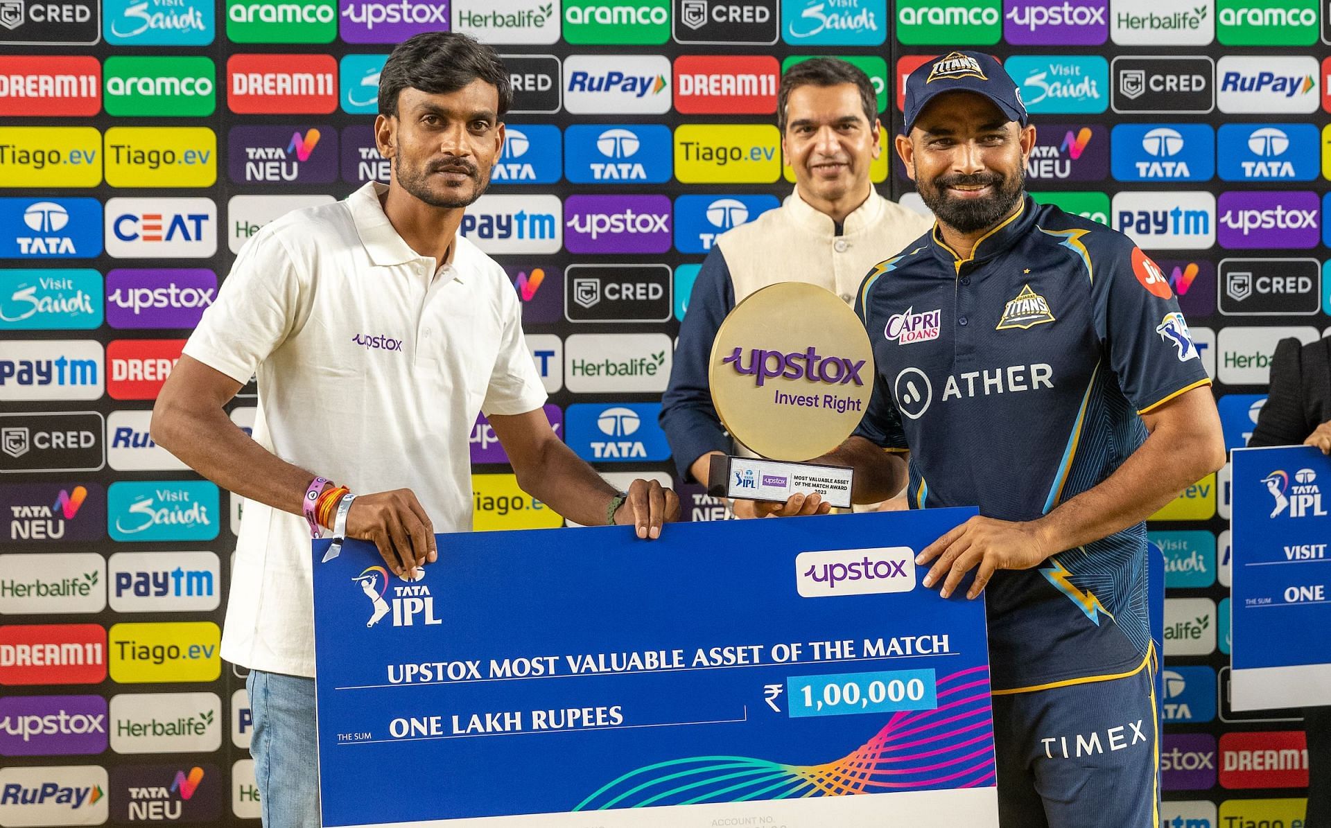 Mohammed Shami receiving the award (Image Courtesy: Twitter/IPL)