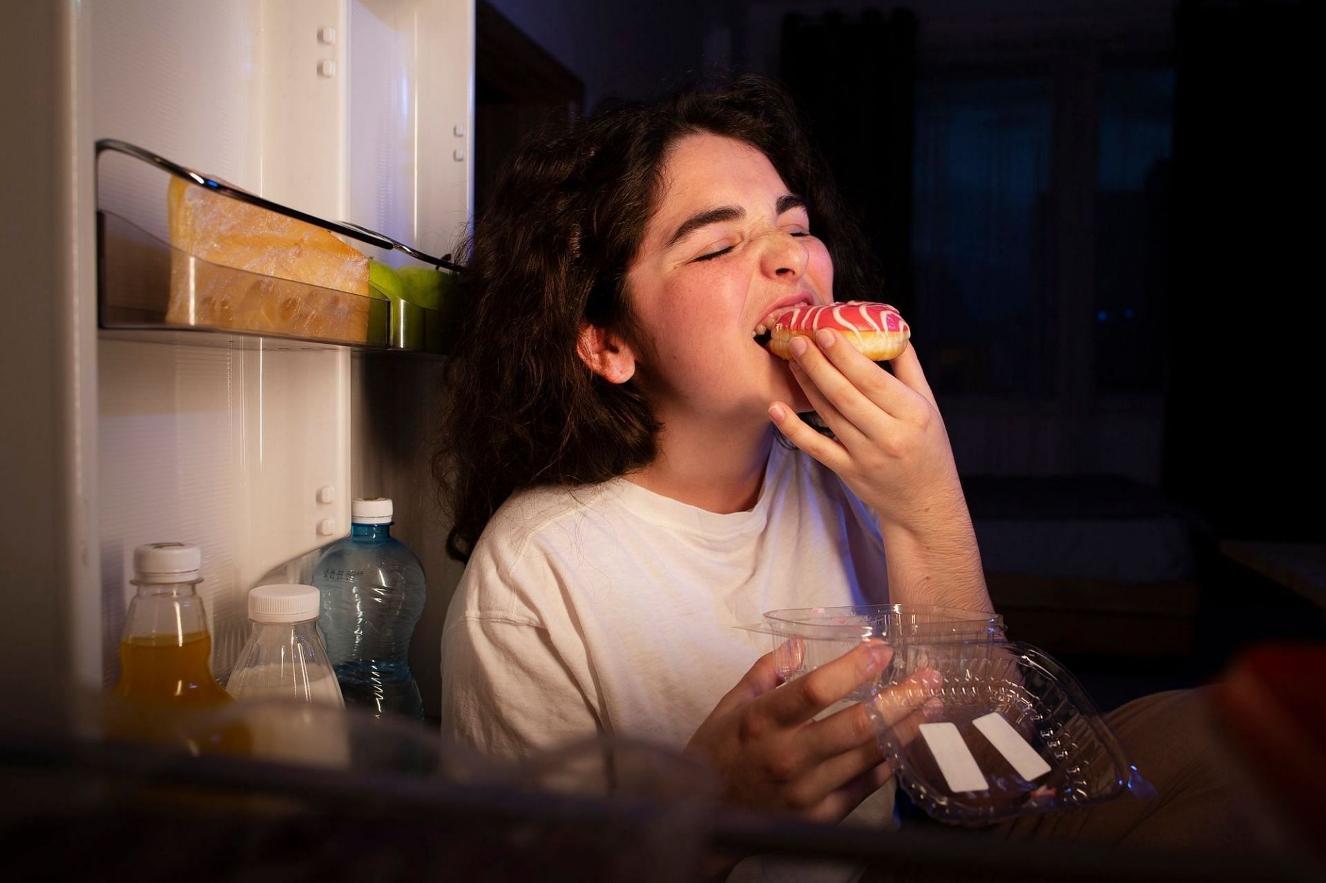 Common causes of binge eating. (Image via Freepik)